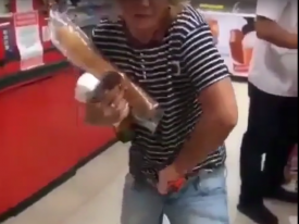 В России женщина попыталась вынести из супермаркета курицу в интимном месте 