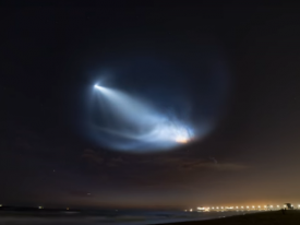 Компания Илона Маска впервые вернула ступень ракеты на землю: появилось яркое видео 